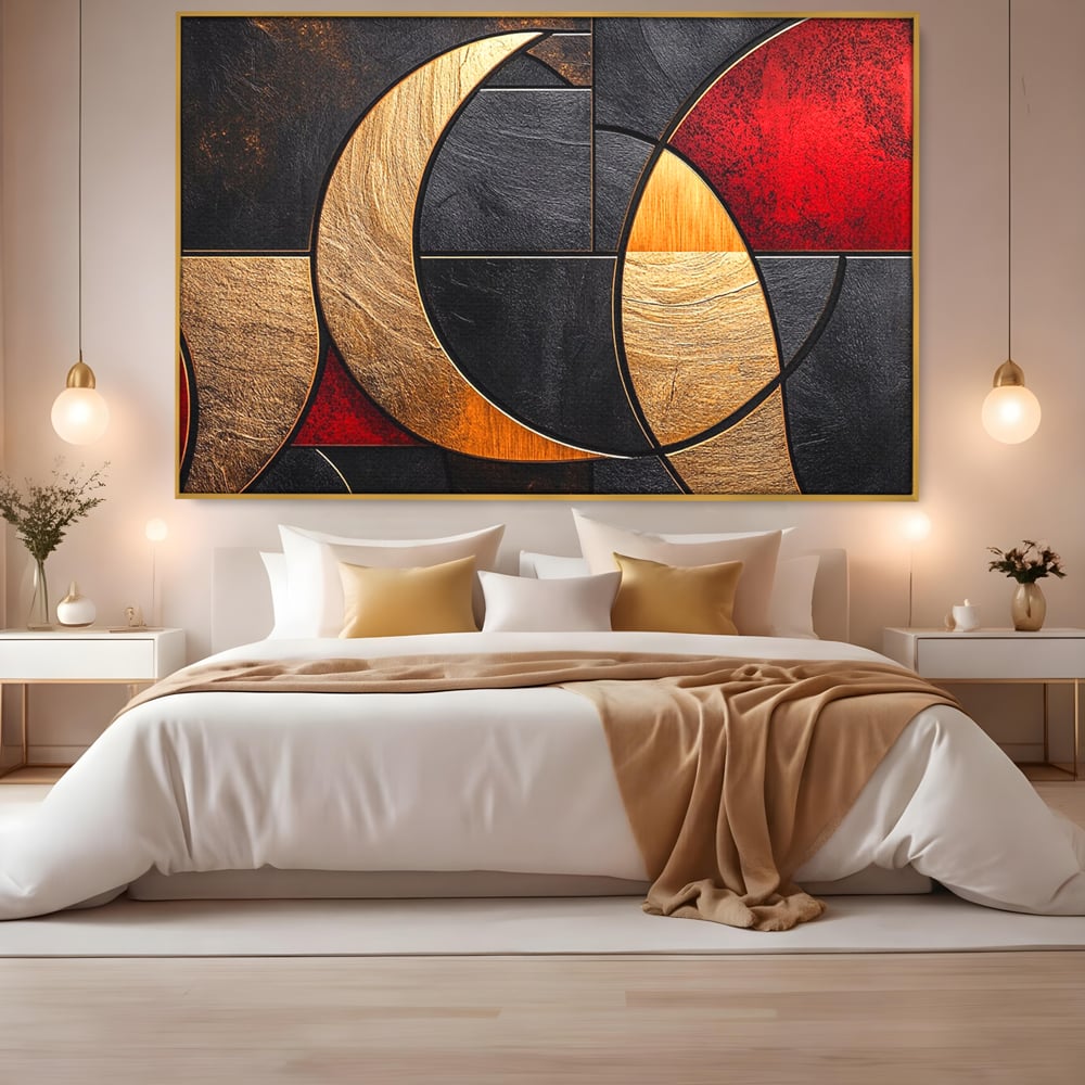 Tablou canvas cu tablou canvas cu forme geometrice aurii si rosii, in rama de aluminiu auriu, pe perete intr-un dormitor